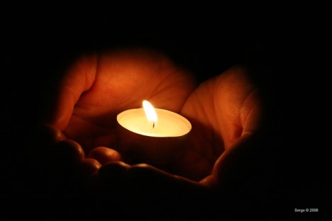 D12D54F2B95EB4FBE3D355220A8C04C9-kaarslicht-op-handen-gedragen